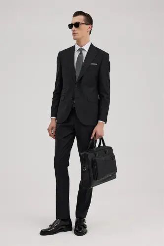 Siyah Yünlü Slim Fit Sivri Yaka Takım Elbise 
