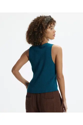 Sleeveless V-Neck Sweater - 4