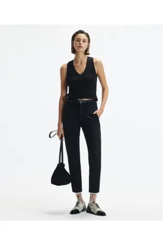 Sleeveless V-Neck Sweater 