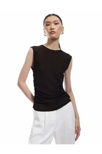 Slim Fit Drapeli Bisiklet Yaka Kolsuz Bluz - Kahve 