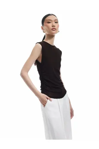 Slim Fit Drapeli Bisiklet Yaka Kolsuz Bluz - Kahve - KOTON (1)