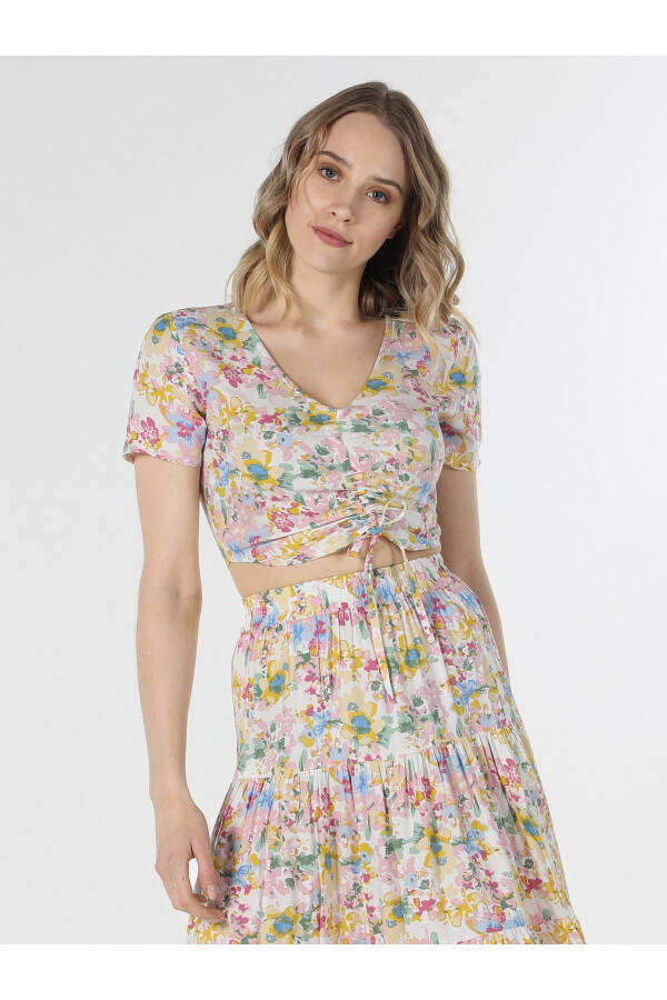 Slim fit, floral print, multi-colored women's short sleeve shirt. - 3