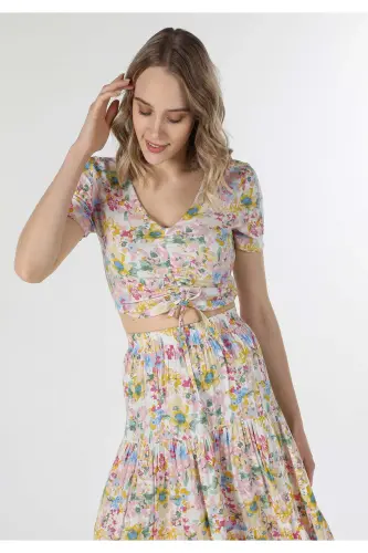 Slim fit, gulli naqshli, ko'p rangli ayollar uchun qisqa yengli ko'ylak. - 1