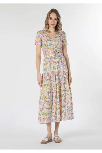 Slim fit, gulli naqshli, ko'p rangli ayollar uchun qisqa yengli ko'ylak. - 4