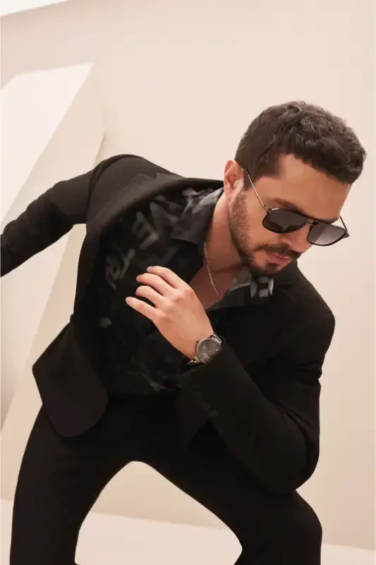 Slim fit, ikki qatorli tugmali, astarsız, qora erkaklar ko'ylagi. - AVVA