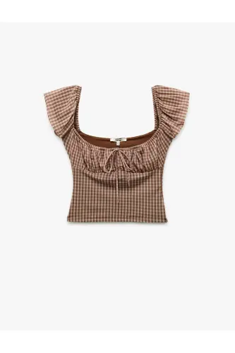 Slim Fit Kısa Kollu U Yaka Büzgülü Fiyonk Detaylı Pötikareli Bluz - Kahverengi Ekoseli - 1