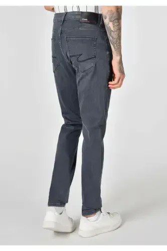 Slim fit, pastki qismi past, to'g'ri oyoqli qora erkaklar shimini. - COLIN’S (1)