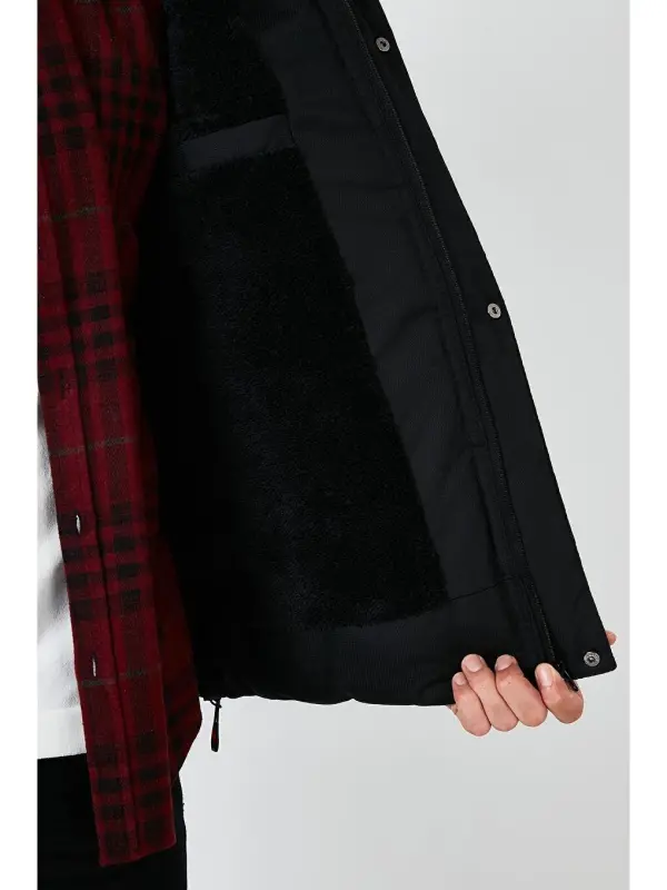 Slim Fit Sun'iy Mo'ynali Peluş Astarli Chiqariladigan Kapüşonli Shishme Mont 5761080 B-Qora - 5