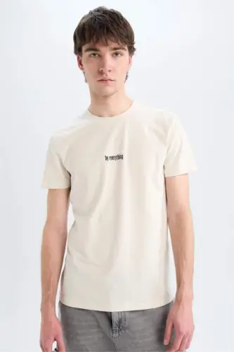 Slim Fit, velo yaxali, bosilgan, qisqa yengli futbolka, qum rang. - 1