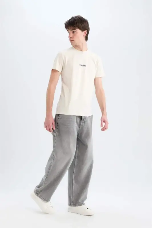 Slim Fit, velo yaxali, bosilgan, qisqa yengli futbolka, qum rang. - 2