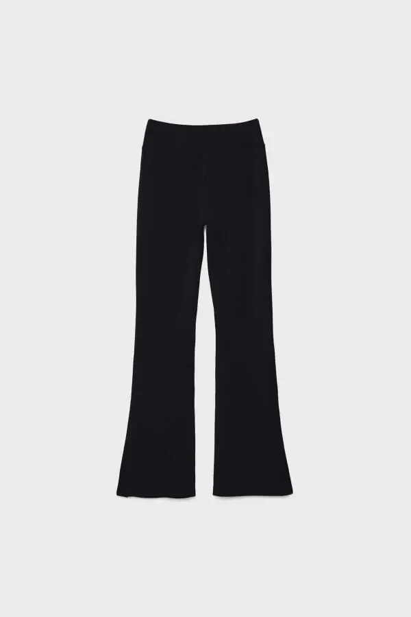 Soft Spanish-style wide-leg trousers. - 13