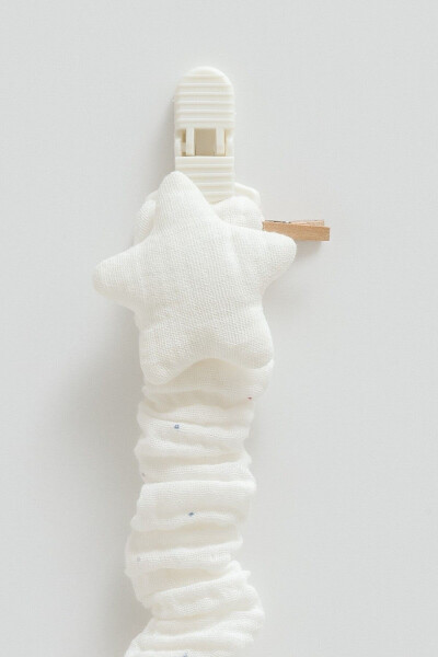 Соска-держатель Звёздный узор для новорожденных и малышей 0-18 месяцев. Цвет: кремовый. - Caramell (1)