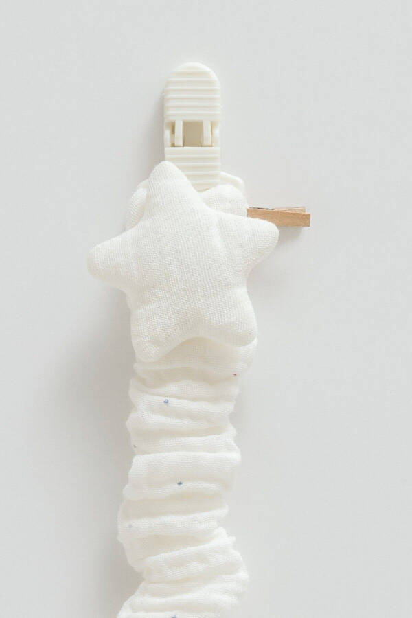 Соска-держатель Звёздный узор для новорожденных и малышей 0-18 месяцев. Цвет: кремовый. - 2