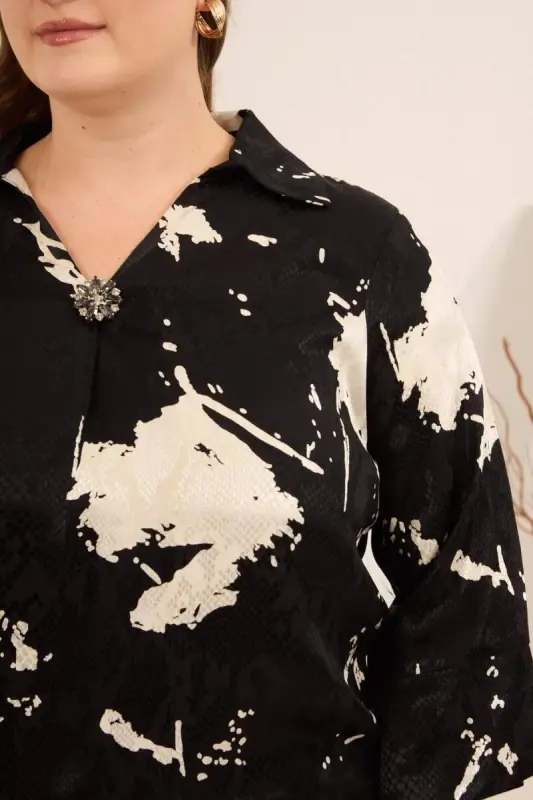 Soyut Desenli Broş Detaylı Kadın Büyük Beden Bluz Siyah - 2