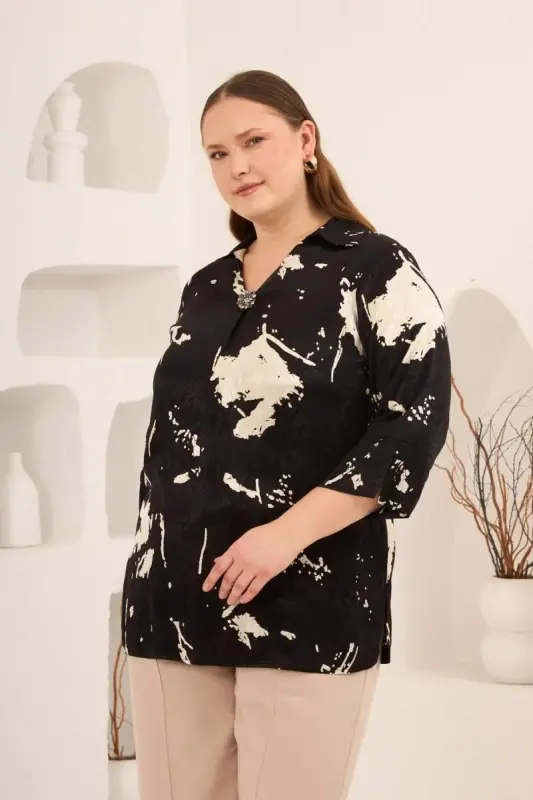 Soyut Desenli Broş Detaylı Kadın Büyük Beden Bluz Siyah - 3