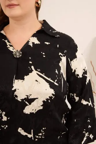 Soyut Desenli Broş Detaylı Kadın Büyük Beden Bluz Siyah - BÜYÜKBEDENIZ (1)