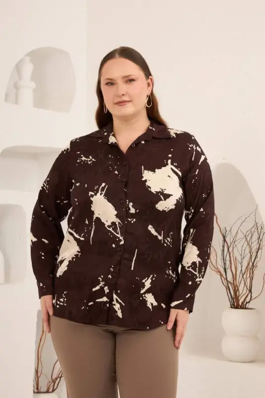 Soyut Desenli Kadın Büyük Beden Uzun Kol Gömlek Kahve - BÜYÜKBEDENIZ