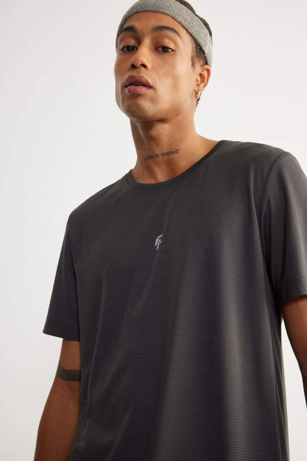 Спортивная футболка DeFactoFit Slim Fit с воротником-поло, принтом, короткими рукавами, черная - 1