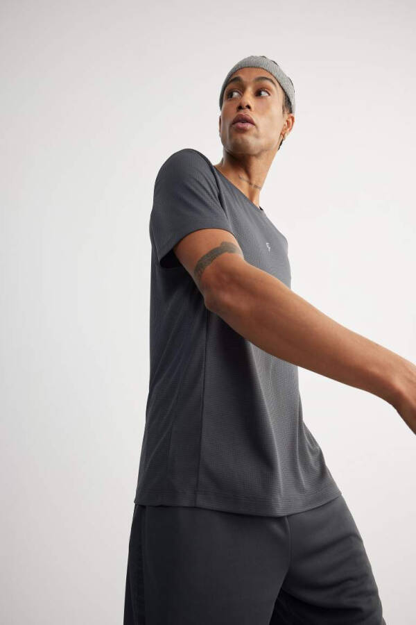 Спортивная футболка DeFactoFit Slim Fit с воротником-поло, принтом, короткими рукавами, черная - 3