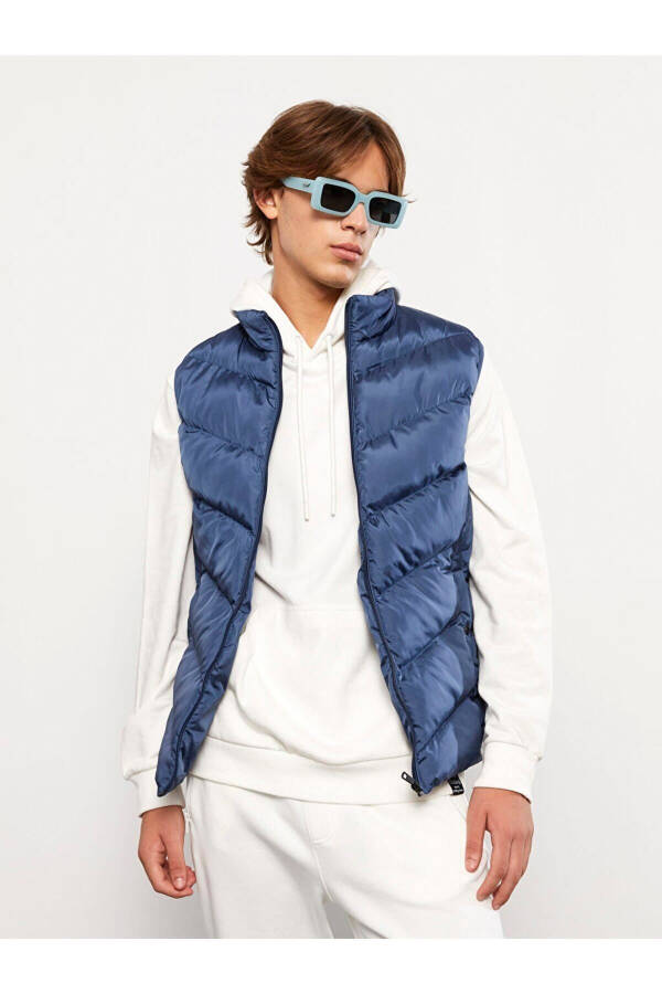 Standard fit, stand-up collar men's puffer vest. - 2