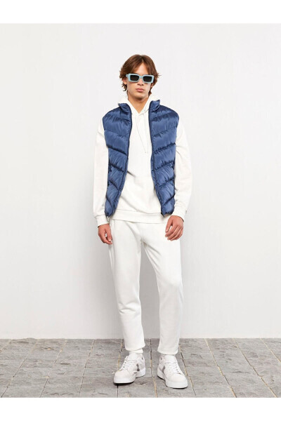Standard fit, stand-up collar men's puffer vest. - 3