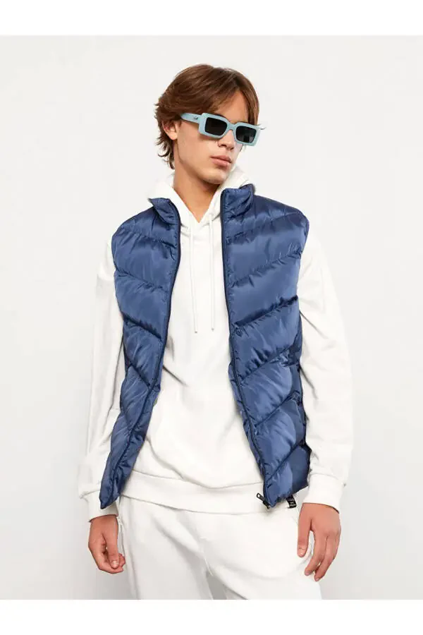 Standard fit, stand-up collar men's puffer vest. - 2