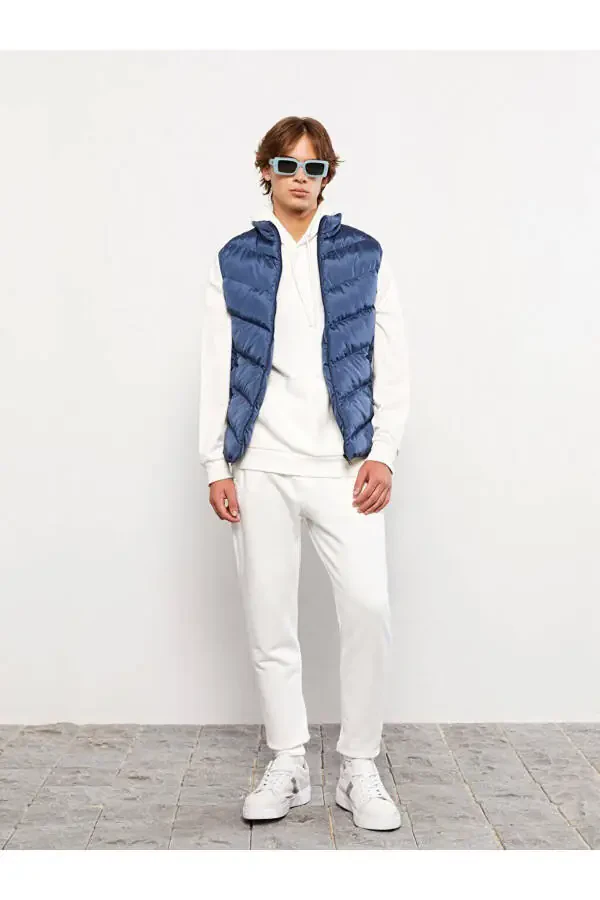 Standard fit, stand-up collar men's puffer vest. - 3