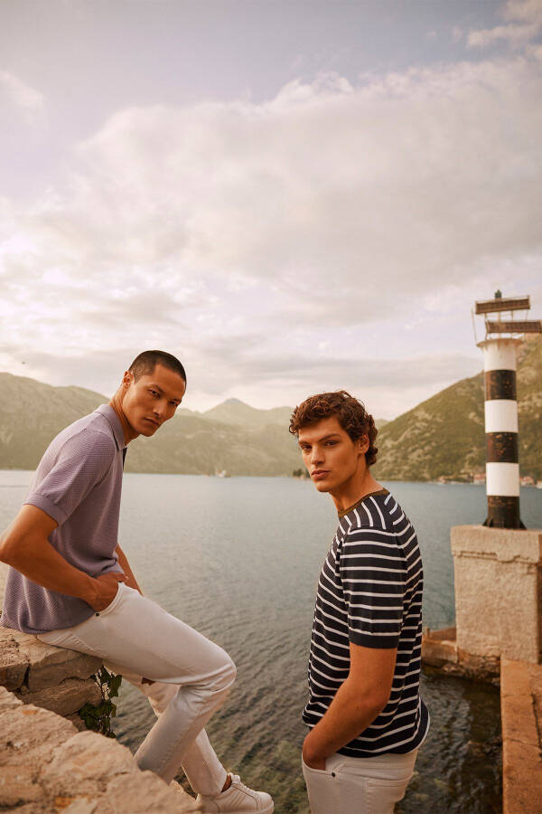 Standart Fit Oddiy Kesim Velosiped Yoqasi 100% Paxta Chiziqli Trikotaj Futbolka - 2