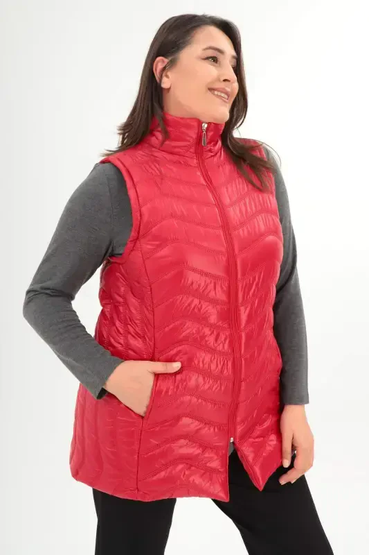 Стёганый жилет большого размера с волнистым узором красного цвета - 3