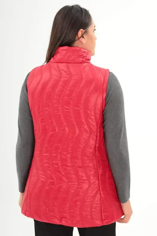 Стёганый жилет большого размера с волнистым узором красного цвета - 5