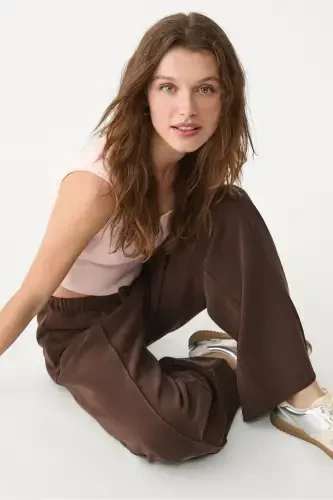 Stitch detailed and soft textured wide leg pants-Brown - STRADIVARIUS (1)