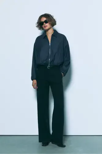 Straight fit pants with a belt and a loose fit. - 2