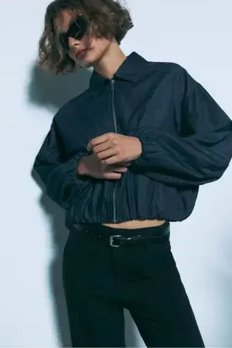 Straight fit pants with a belt and a loose fit. - 3