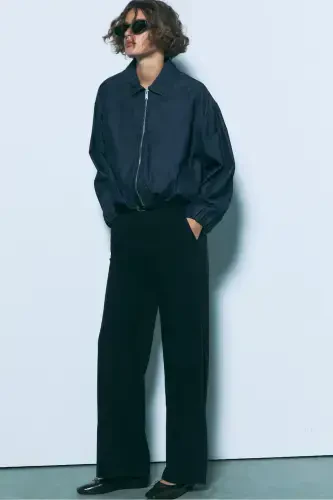 Straight fit pants with a belt and a loose fit. - 4