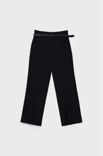 Straight fit pants with a belt and a loose fit. - 6