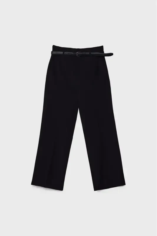 Straight fit pants with a belt and a loose fit. - 6
