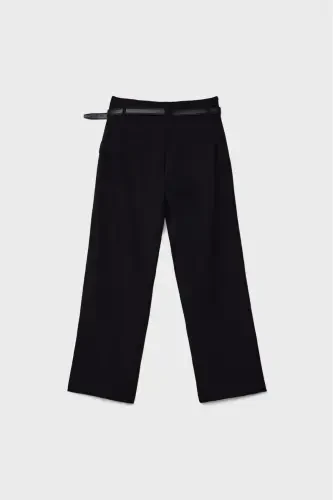 Straight fit pants with a belt and a loose fit. - 7