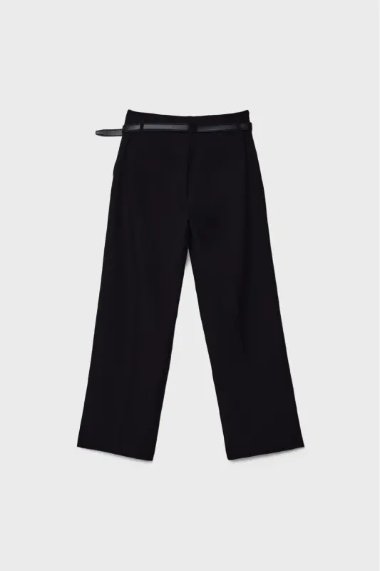 Straight fit pants with a belt and a loose fit. - 2
