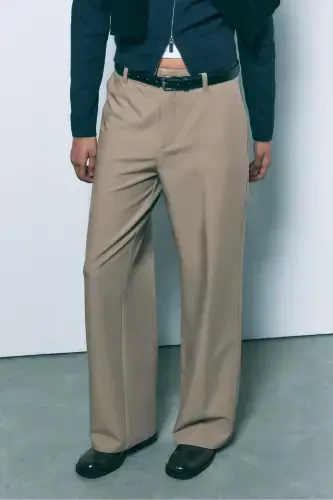 Straight fit trousers with belt loops and a loose fit. - 3