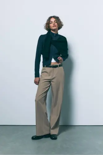 Straight fit trousers with belt loops and a loose fit. - STRADIVARIUS (1)