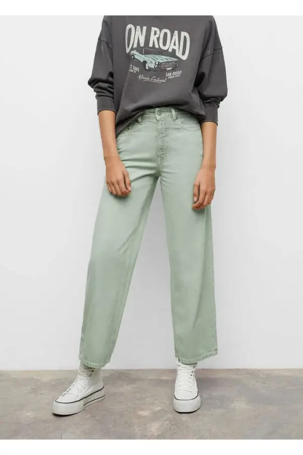 Straight-Leg High-Waisted Denim Pants - 4