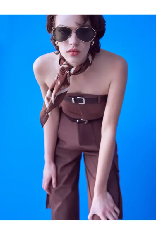 Trägerloser Jumpsuit mit Gürtel und Taschen - Braun - 1