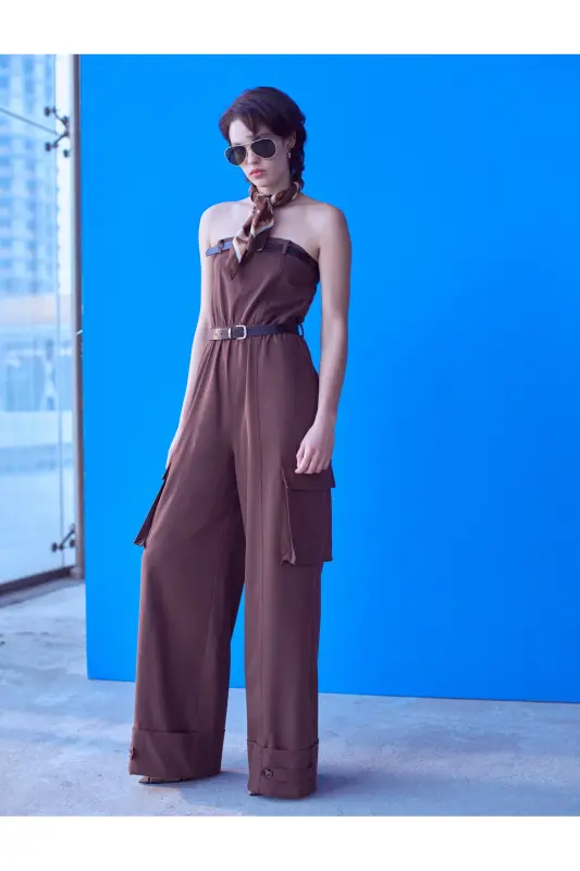 Trägerloser Jumpsuit mit Gürtel und Taschen - Braun - 2