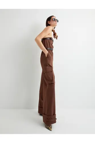 Trägerloser Jumpsuit mit Gürtel und Taschen - Braun - 3