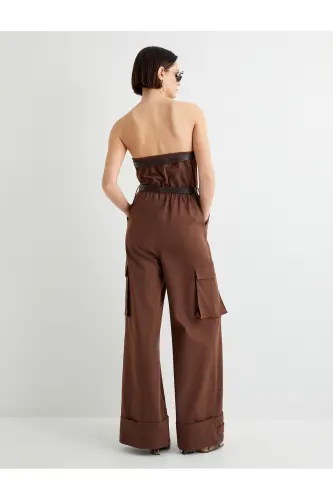 Trägerloser Jumpsuit mit Gürtel und Taschen - Braun - 6