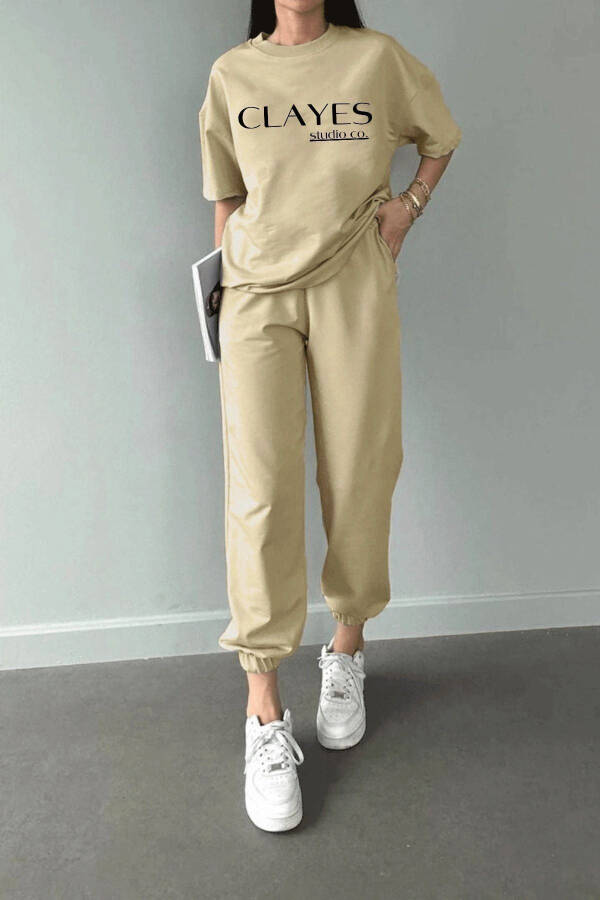 Studio Co Bosilgan Bej T-shirt va Sport Shimlar To'plami - Oversize Velosiped Yaka - 2