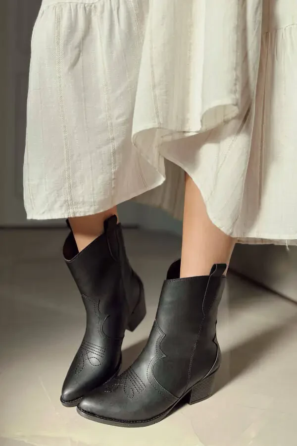 Stylish embroidered women's cowboy boots - 2