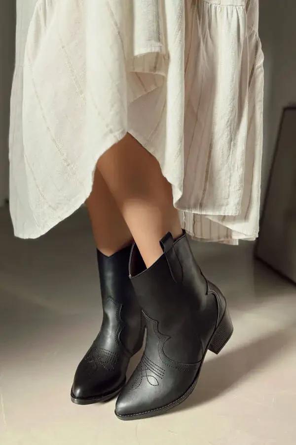 Stylish embroidered women's cowboy boots - 3