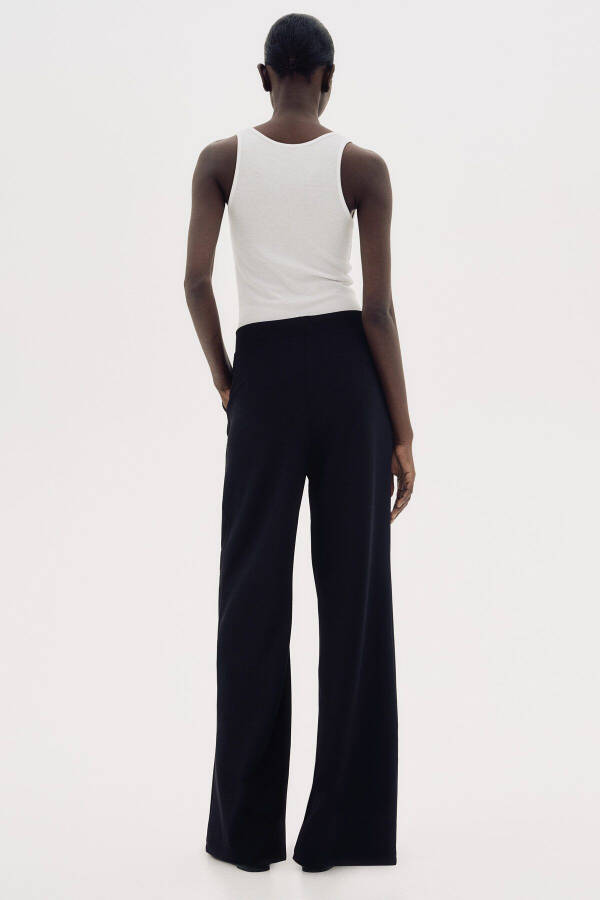 Stylish, high-waisted trousers. - 6