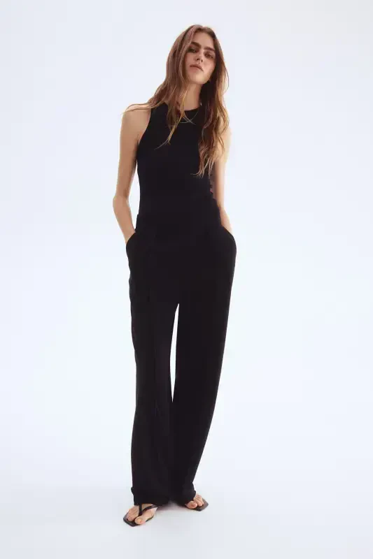 Stylish, high-waisted trousers. - 2